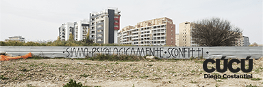 Un muro di periferia con la scritta Siamo Psicologicamente sconfitti di Diego Costantini 