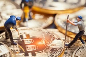Dei minatori al lavoro con dei Bitcoin