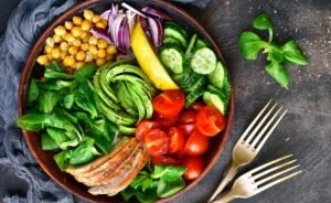 un piatto di verdure salutari con forchette