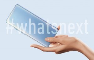 un cellulare in una mano