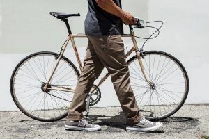 un ragazzo in bicicletta coi sui 686