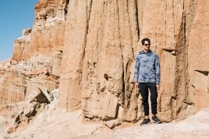 Un ragazzo si avventura in un trekking fra le rocce