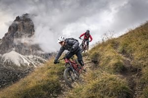 Due riders con il casco 720 Awake 1.0