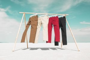 4 pantaloni 686 stesi al sole