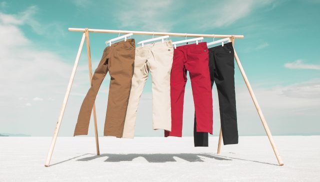 4 pantaloni 686 stesi al sole