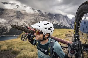 un rider indossa il suo casco 720 bianco modello awake 1.0
