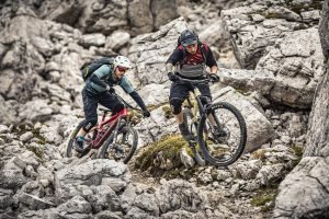 Due riders con il casco 720 Awake 1.0