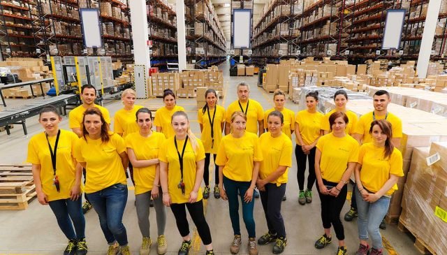 un gruppo di ragazze in magazzine aziendale