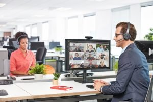 Postazione di hybrid workplace in ufficio