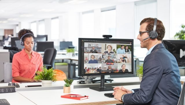 Postazione di hybrid workplace in ufficio