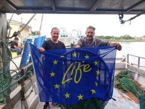 I pescatori di Porto Garibaldi con il dispositivo SED utilizzato nelle prove in mare