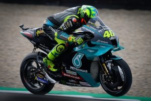 Valentino Rossi in sella alla Yamaha Petronas MotoGP