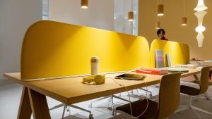 Una postazione di lavoro con scrivanie gialle