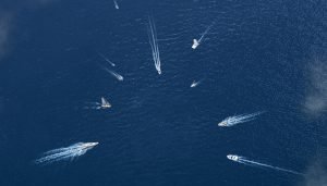 una serie di barche che si dirigono a genova