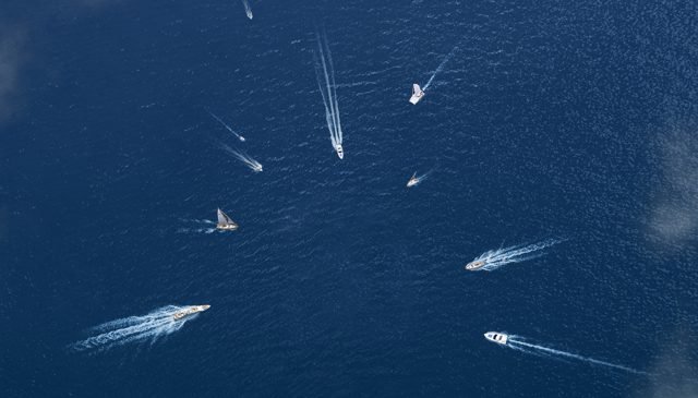 una serie di barche che si dirigono a genova