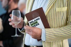 un uomo con un bicchiere alla milano wine week