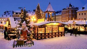 mercatino di natale con gonfiabile di babbo natale