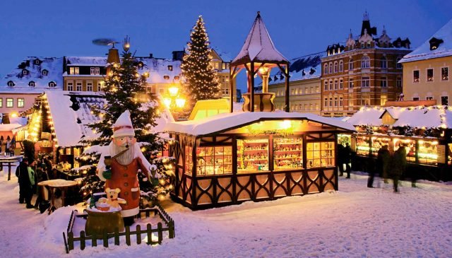 mercatino di natale con gonfiabile di babbo natale
