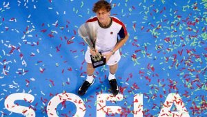 Sinner con la coppa del Sofia Open 2021
