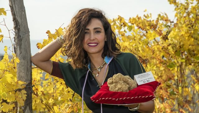 Caterina balivo e un tartufo gigante