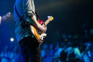un chitarrista elettrico durante un concerto