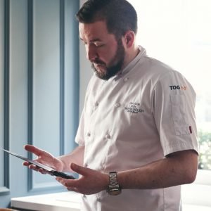 Dan Moon chef con un coltello TOG