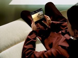 un ragazzo guarda il suo Oppo Find N