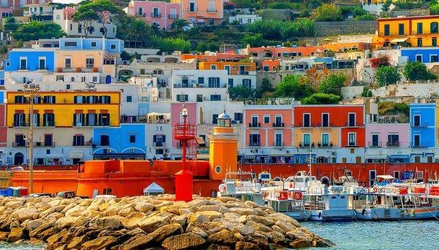 il porto di Ponza con le casette colorate