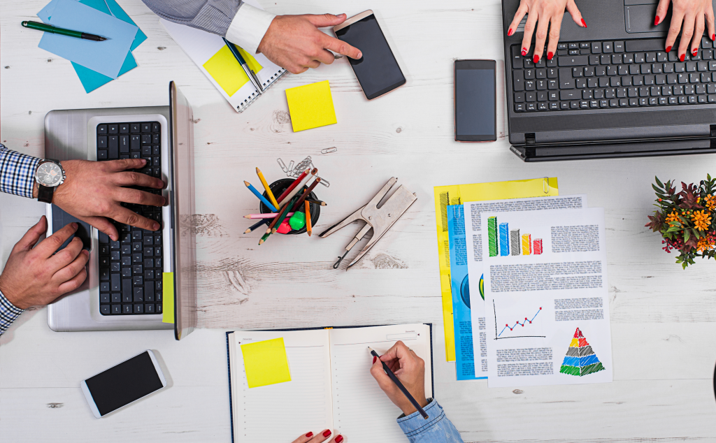 un tavolo da coworking