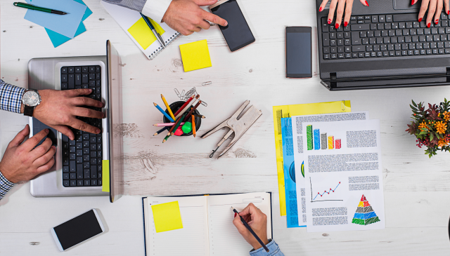 un tavolo da coworking