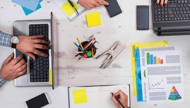 un tavolo di un coworking coi computer