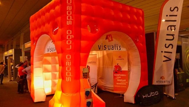 un gonfiabile a forma di cubo per uno stand fiera