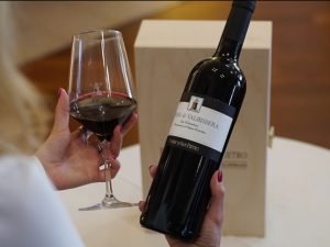una bottiglia di vino rosso di Poderi di San Pietro