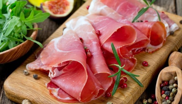 fette di prosciutto crudo di parma su un tagliere