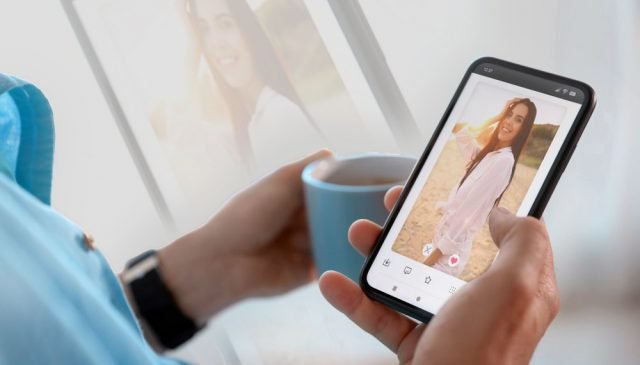 un single che chatta online su incontri extraconiugali