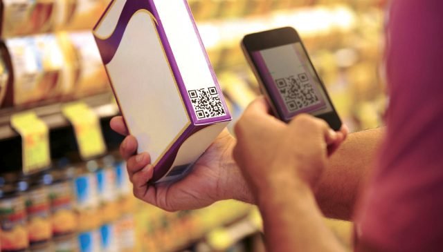 un ragazzo scansione un qr code con talkbox