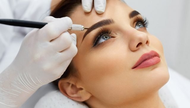 una sessione di microblading su una bella ragazza