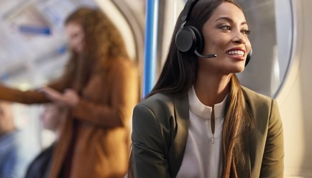 una ragazza con le cuffie jabra per il lavoro ibrido