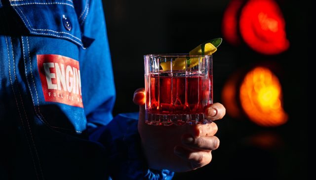 un cocktail con gin Engine