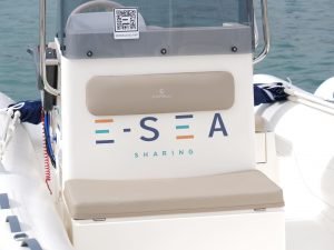 E-Sea sharing logo sul gommone