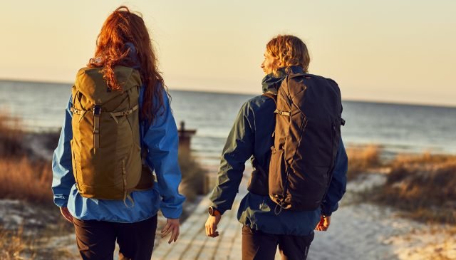 due ragazzi in spiaggia con lo zaino thule alltrail x