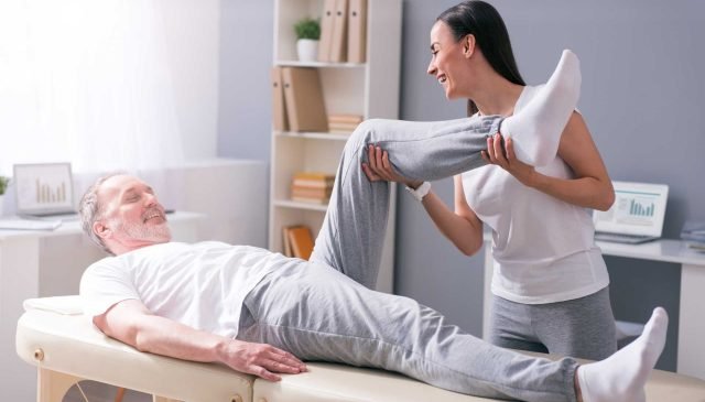 una fisioterapista al lavoro con un uomo