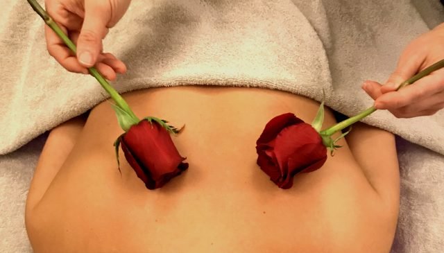 Una giovane fa un massaggio con le rose a Palazzo di Varignana per San Valentino