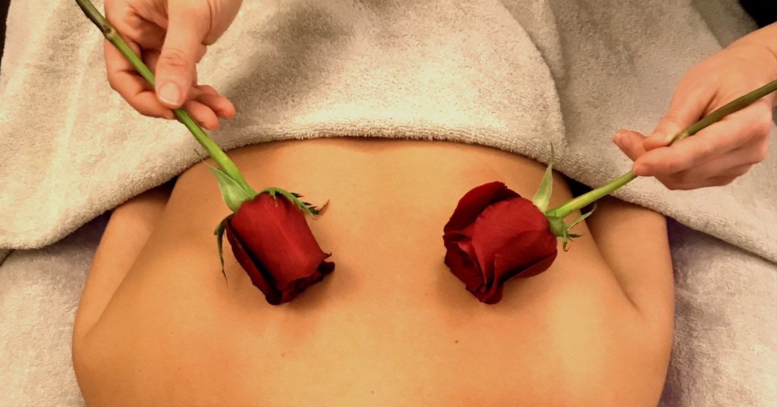 Una giovane fa un massaggio con le rose a Palazzo di Varignana per San Valentino