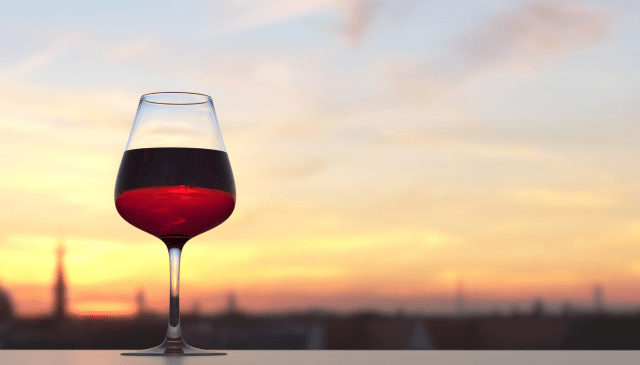 un bicchiere di vino rosso