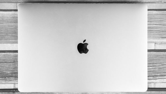 un macbook visto dall'alto
