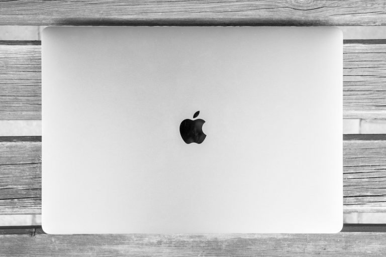 un macbook visto dall'alto