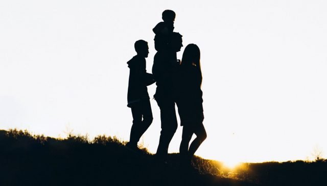 una famiglia cammina al tramonto