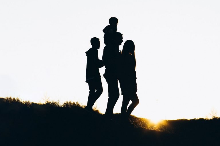 una famiglia cammina al tramonto