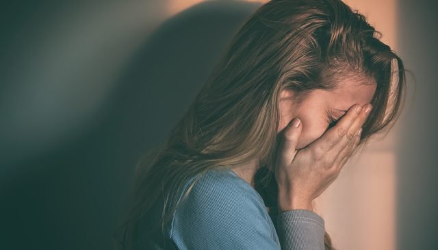 una donna che piange in occasione della festa delle donne, 8 marzo